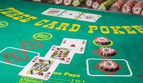 innlay777 Platform မှ Myanmar ကစားသမားများ Mobile ဖြင့် Online Gaming ကစားနေသောမြင်ကွင်း
